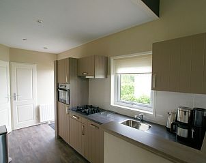 Volledig uitgeruste keuken in Chalet 11 Newport, De Cocksdorp, Texel met moderne apparatuur en uitzicht.