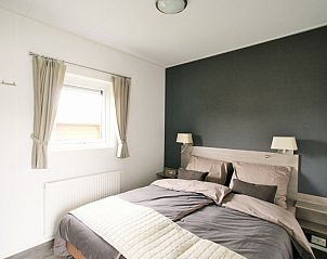 Slaapkamer in Chalet 11 Newport, De Cocksdorp, Texel met knusse inrichting en natuurlijke tinten.