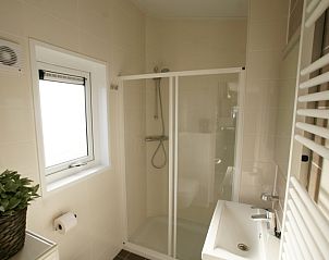 Moderne badkamer in Chalet 11 Newport, De Cocksdorp, Texel met ruime douche en frisse uitstraling.