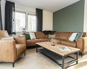 Stijlvolle woonkamer in Duinoord Texel vakantiehuis, De Cocksdorp, met comfortabele leren banken.