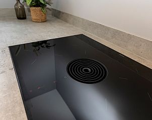 Detail van kookplaat in Duinoord Texel vakantiehuis, De Cocksdorp, met moderne afzuiging.