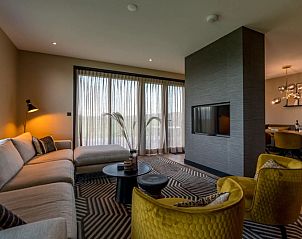 Gezellige woonkamer in 6 persoons vakantiewoning, De Cocksdorp, Texel met comfortabele zithoek en moderne decoratie.