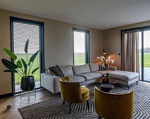 Lichte woonkamer van 6 persoons vakantiewoning in De Cocksdorp, Texel met stijlvolle inrichting en uitzicht op de natuur.