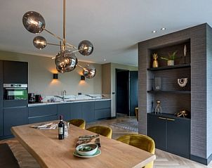 Eetruimte in 6 persoons vakantiewoning, De Cocksdorp, Texel met moderne keuken en stijlvolle lampen.