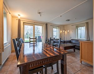 Eetgedeelte in Tongelen R.D. van, een vakantiehuis in De Cocksdorp, Texel, met uitzicht op de tuin.