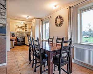 Open keuken en eetruimte in Tongelen R.D. van, vakantiehuis in De Cocksdorp, Texel, ideaal voor families.