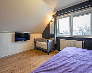 Ruime slaapkamer met babybed in Tongelen R.D. van, vakantiehuis in De Cocksdorp, Texel, ideaal voor gezinnen.