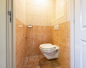 Netjes toilet in Tongelen R.D. van, vakantiehuis in De Cocksdorp, Texel, biedt gemak en privacy.