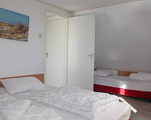 Gezellige slaapkamer met extra bed in vakantiehuis Duif Texel.