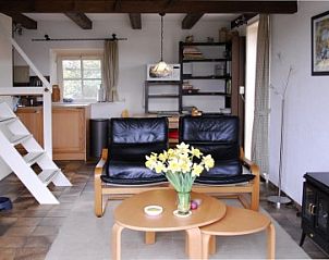 Ruime binnenruimte in vakantiehuis Wind en Zee in De Koog, Texel, met comfortabele zithoek.