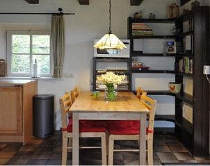 Eetgedeelte in vakantiehuis Wind en Zee, De Koog, Texel, biedt een knusse plek voor maaltijden.