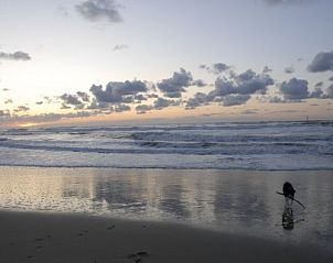Adembenemend strand bij zonsondergang nabij Wind en Zee in De Koog, Texel, ideaal voor wandelingen.