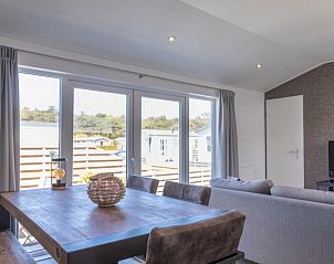 Eetruimte met uitzicht in Chaletpark Bregkoog - Chalet Bregkoog 231, De Koog, Texel, perfect voor een ontspannen vakantie.