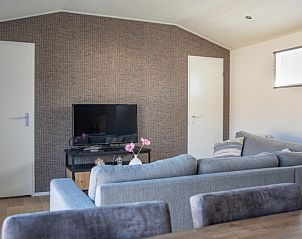 Comfortabele zithoek in Chaletpark Bregkoog - Chalet Bregkoog 231, De Koog, Texel, met tv en gezellige ambiance.