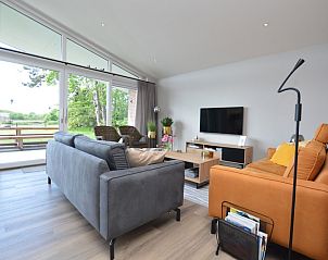 Comfortabele zithoek in vakantiehuis Orchismient 49, De Koog, Texel met grote ramen.