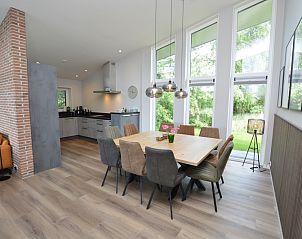 Moderne keuken in Orchismient 49, De Koog, Texel met stijlvolle inrichting en apparatuur.