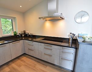 Ruime eetkamer en keuken in vakantiehuis Orchismient 49, De Koog, Texel met veel natuurlijk licht.