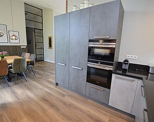 Strakke keuken van Orchismient 49 in De Koog, Texel met hoogwaardig kookgerei.