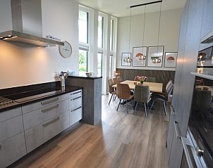 Open keuken en eetgedeelte in vakantiehuis Orchismient 49, De Koog, Texel met moderne stijl.