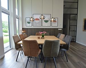 Gezellige eetkamer in Orchismient 49, De Koog, Texel met stijlvolle verlichting en decor.