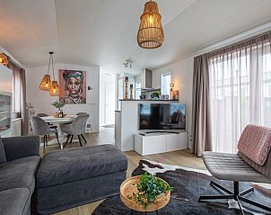 Stijlvolle woonkamer van Chalet Bregkoog 52 in De Koog, Texel, met moderne inrichting bij Chaletpark Bregkoog.