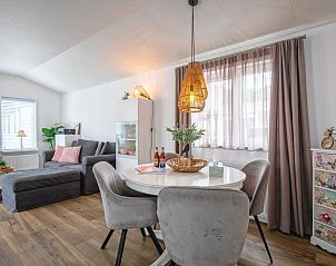 Eetkamer in Chalet Bregkoog 52, De Koog, Texel, met gezellige sfeer en lichtinval bij Chaletpark Bregkoog.