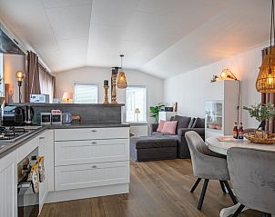 Open keuken in Chalet Bregkoog 52, De Koog, Texel, met moderne apparatuur bij Chaletpark Bregkoog.