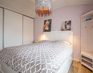 Knusse slaapkamer van Chalet Bregkoog 52 in De Koog, Texel, met comfortabel bed bij Chaletpark Bregkoog.