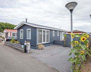 Vooraanzicht van Chalet Bregkoog 52, De Koog, Texel, met strak terras bij Chaletpark Bregkoog.