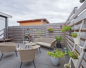 Privterras van Chalet Bregkoog 52, De Koog, Texel, met comfortabele zitplek bij Chaletpark Bregkoog.