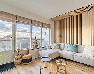 Appartement Juliana 140 Eiland en Zeezicht in De Koog, Texel biedt een sfeervolle woonkamer met uitzicht op de duinen.