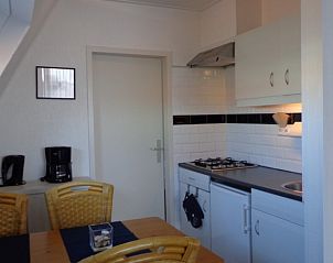 Moderne keuken in Appartementen Anna - Noorderlicht - 13, De Koog, Texel, volledig uitgerust voor een comfortabel verblijf.