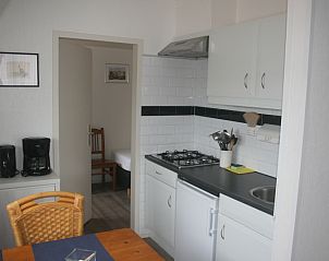 Compacte keuken in Appartementen Anna - Noorderlicht - 13 op Texel, met toegang tot de slaapkamer in De Koog.