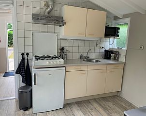 Moderne keuken in vakantiehuis Hoog Koog 12, Bungalowpark Hoog Koog, De Koog, Texel. Compleet met fornuis en magnetron voor comfortabel verblijf.