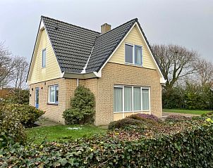 Vogelmient 55 vacation home in De Koog, Texel surrounded by green nature and a charming garden, ideal for a relaxing stay on the Wadden Islands.