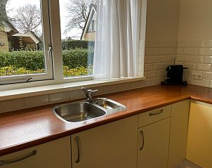 Modern kitchen in vacation home Vogelmient 55, De Koog, Texel, overlooking green surroundings and lots of natural light.