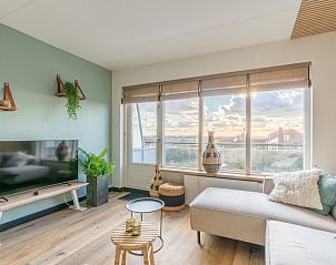 Moderne woonkamer in Appartement Juliana 140 Eiland en Zeezicht, De Koog, Texel met een prachtig uitzicht op het landschap.