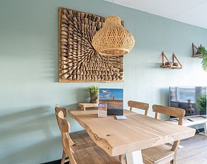 Eettafel en decoratieve kunst in Appartement Juliana 140 Eiland en Zeezicht, De Koog, Texel voor een gezellige sfeer.