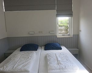 Comfortabele slaapkamer met tweepersoonsbed in Bungalow 23, gelegen in De Koog, Texel.