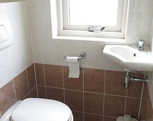 Praktische toiletruimte in Bungalow 23, een comfortabele vakantiewoning in De Koog, Texel.