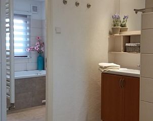 Moderne badkamer in Bungalowpark 't Hoogelandt - Carpe Diem Texel, vakantiehuis in De Koog, Texel. Comfort en stijl op de Waddeneilanden.