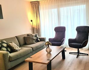 Gezellige woonkamer van Motel Texel Appartement (1N) in De Koog, Texel, met comfortabele zitruimte en sfeervolle verlichting.