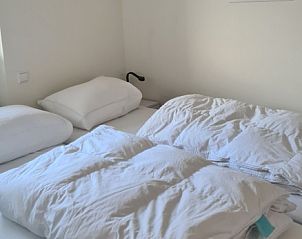 Sfeervolle slaapkamer in Motel Texel Appartement (1N), De Koog, Texel, met comfortabel bed en stijlvolle kunst aan de muur.