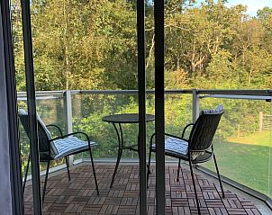 Genieen Sie die Aussicht vom Balkon von De Pelikaan Apartments in De Koog, Texel, einem ruhigen Ferienhaus auf den Watteninseln.