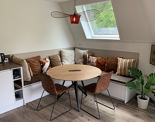 Gemtliche Sitzecke in De Pelikaan Apartments - HeerlijkopTexel, De Koog, Texel. Perfekt zum Entspannen in einer gemtlichen Urlaubsumgebung.