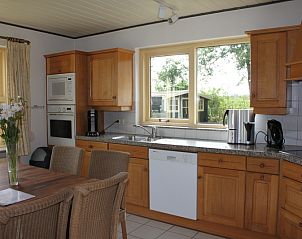 Volledig uitgeruste keuken van Landhuis Landleven Nr. 81 in De Koog, Texel met moderne apparatuur en eethoek.