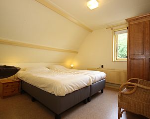 Knusse slaapkamer in Landhuis Landleven Nr. 81, De Koog, Texel met natuurlijke lichtinval en comfortabele inrichting.