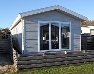 Chaletpark Bregkoog - Chalet Bregkoog 232 in De Koog, Texel biedt een moderne vakantiehuiservaring met een zonnig terras en natuurlijke omgeving.