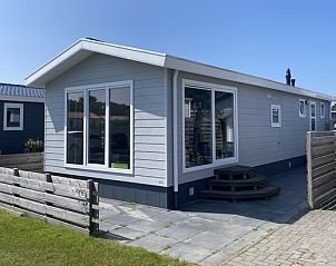 Chalet Bregkoog 232 in De Koog, Texel biedt een zonnig terras en moderne architectuur op het schilderachtige Chaletpark Bregkoog.
