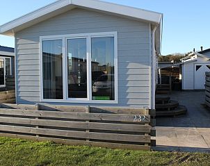 Chalet Bregkoog 232 in De Koog, Texel, biedt een uitnodigend terras en moderne uitstraling op het schilderachtige Chaletpark Bregkoog.